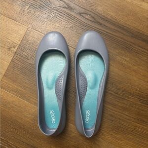OKA b. Women's Gray and Teal Flats